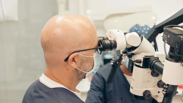 Al microscopio operatorio